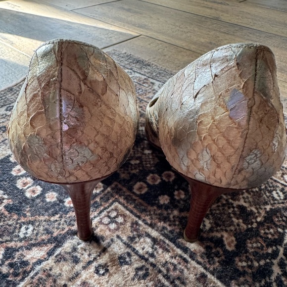 Stuwart Weitzman Heels so beautiful and timeless - Picture 6 of 9